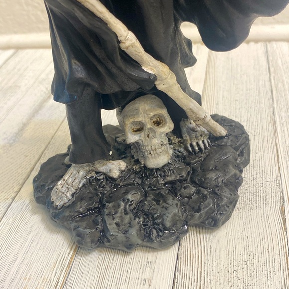 Skeleton Holding Hat in Wind - Picture 3 of 8